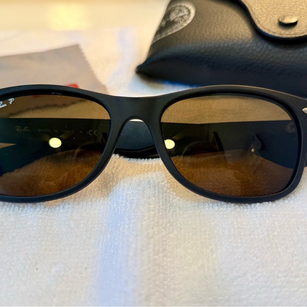 Ray-Ban Wayfarer Sunglasses – Black Polarized Brown Lenses w/ Case